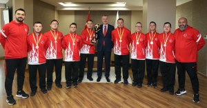 Başkan Büyükakın dünya üçüncülerini ağırladı