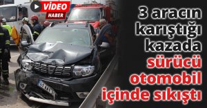  3 aracın karıştığı kazada sürücü otomobil içinde sıkıştı