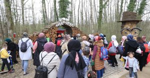 Anne ve çocuklar Ormanya'da