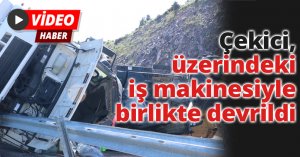 Çekici, üzerindeki iş makinesiyle birlikte devrildi