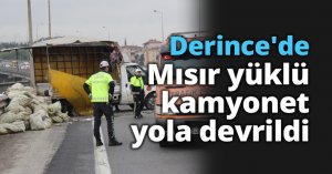 Derince'de Mısır yüklü kamyonet yola devrildi