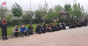 Durdurulan araçtan 27 yabancı uyruklu şahıs çıktı