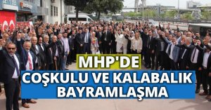 MHP'DE COŞKULU VE KALABALIK BAYRAMLAŞMA