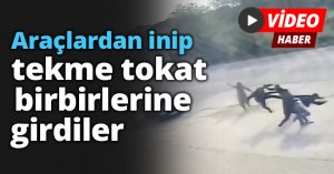 Araçlardan inip tekme tokat birbirlerine girdiler