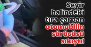 Seyir halindeki tıra çarpan Smart marka otomobilin sürücüsü sıkıştı