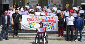 Öğrenciler, öğretmenleriyle birlikte engelsiz dünya için robotik ürün geliştirdi