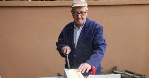 83 yaşında, elinde malzemesi, maziye olan özlemi bakın nasıl gideriyor