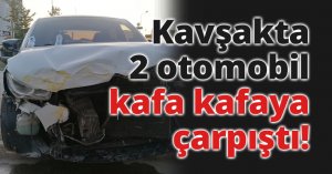 Kavşakta 2 otomobil kafa kafaya çarpıştı