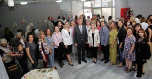 GÖLCÜKLÜ KADINLAR SANATLA İHTİYAÇ SAHİPLERİNE UZANIYOR