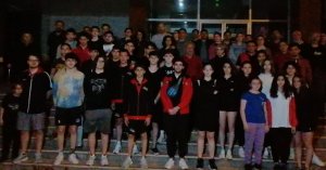 Sporcuları havuzdan çıkartıp tüm takımı diskalifiye ettiler