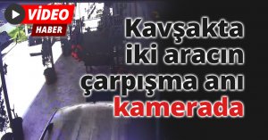 Kavşakta iki aracın çarpışma anı kamerada