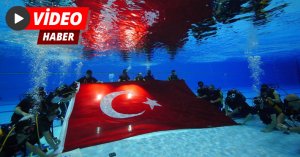 Özel bireyler suyun altında Türk bayrağını dalgalandırdı