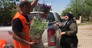 Başkan Şayir, Çiftçiler Günü’nde köy sakinlerine çiçek hediye etti  