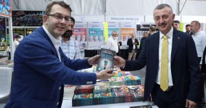 Duayen gazetecilerden Kitap Fuarına tam not