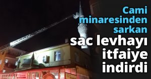 Cami minaresinden sarkan sac levhayı itfaiye indirdi