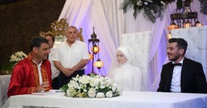 Başkan Kocaman çiftleri yalnız bırakmadı