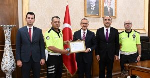Vali Yavuz, Polis Memurunu Ödüllendirdi 