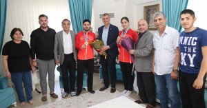 BAŞKAN SEZER AVRUPA ŞAMPİYONU KARDEŞLERİN EVLERİNE KONUK OLDU