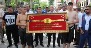 Bine yakın güreşçi 120 bin TL'lik altın kemer için ter dökecek
