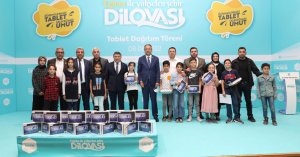 Dilovalı öğrencilerin tablet bilgisayar mutluluğu 