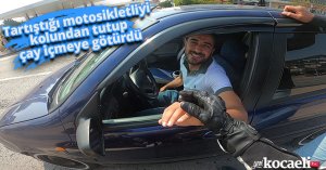 Tartıştığı motosikletliyi kolundan tutup çay içmeye götürdü
