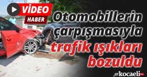 Otomobillerin çarpışmasıyla trafik ışıkları bozuldu