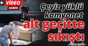 Çeyiz yüklü kamyonet alt geçitte sıkıştı