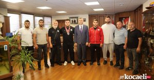 BAŞKAN SEZER ŞAMPİYON PEHLİVANI KONUK ETTİ