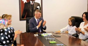 BAŞKAN SEZER İLÇENİN GURURU OLAN ÖĞRENCİLERLE BULUŞTU
