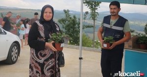 Büyükşehir arife gününde mezarlıklarda çiçek dağıttı   
