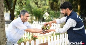 KARTEPE BELEDİYESİ ARİFE GÜNÜ MEZARLIKLARDA ÇİÇEK DAĞITTI