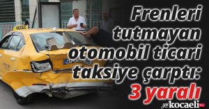 Frenleri tutmayan otomobil ticari taksiye çarptı: 3 yaralı