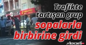 Trafikte tartışan grup yolun ortasında sopalarla birbirine girdi