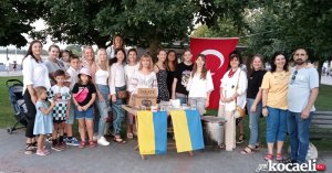 Ukraynalı kadınlar ülkelerine destek için Kocaeli’de çorba yapıp sattı