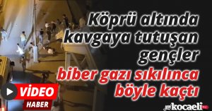 Köprü altında kavgaya tutuşan gençler, biber gazı sıkılınca böyle kaçtı
