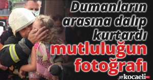 İtfaiye ekibi dumanların arasına dalıp kurtardı, mutluluğun fotoğrafı