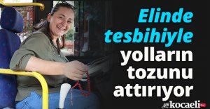 Elinde tesbihiyle yolların tozunu attırıyor