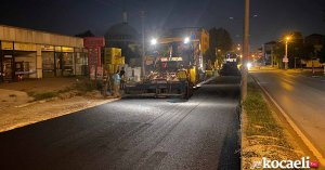 Gölcük Adnan Menderes’te asfalt tamam sıra aydınlatmada