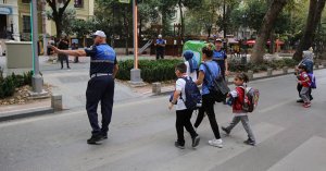 Zabıta okul önlerinde, çocuklar güvende