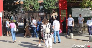 Adaylar içeride, yakınları dışarıda ter döküyor