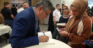 Başiskele’de Yazar Alişan Kapaklıkaya’ya Yoğun İlgi