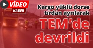 Kargo yüklü dorse tırdan ayrılarak TEM’de devrildi