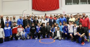 Cumhuriyet Kupası İçin Güreştiler