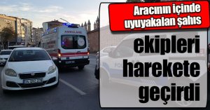 Aracının içinde uyuyakalan şahıs, ekipleri harekete geçirdi