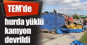 TEM'de hurda yüklü kamyon devrildi