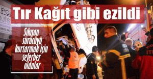 Kağıt gibi ezilen tırda sıkışan sürücüyü kurtarmak için seferber oldular