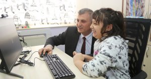 BAŞKAN SEZER’DEN TEKNOLOJİ SINIFINDAKİ ÖĞRENCİLE YAKIN İLGİ