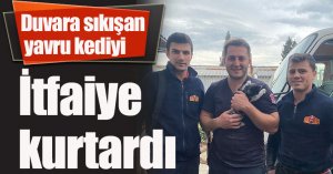 Duvara sıkışan yavru kediyi itfaiye kurtardı