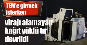 TEM’e girmek isterken virajı alamayan kağıt yüklü tır devrildi