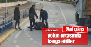 Okul çıkışı yolun ortasında kavga ettiler